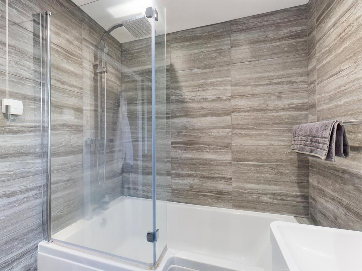 Contemporary 2 Bedroom Eco With A Twist * Marton-in-Cleveland